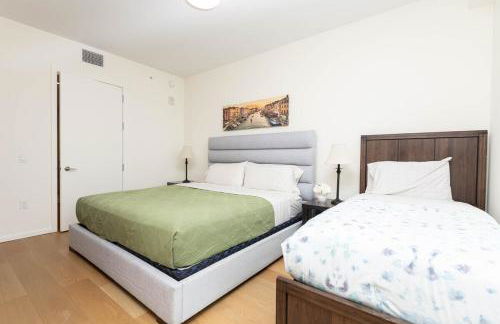 Snug 3BR HighRise with Pool, Spa & Rooftop Views - Foto 17