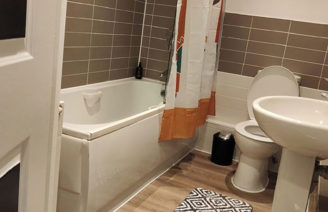 Stunning 2-bed Apartment in London Dagenham - Photo 6