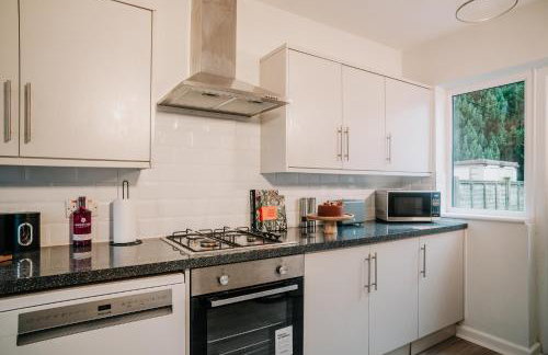 Spacious 4-bed Ample Parking Fast WiFi Contractor Family Friendly - Photo 28