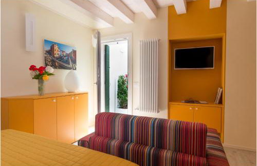 Tiffany Home - Photo 52