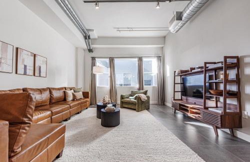Downtown Escape - 2BR w Skyline Views & Hot Tub - Foto 2