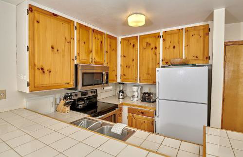 St Anton Wooded View 2-Bedroom Condos with Ski Lockers - Foto 15