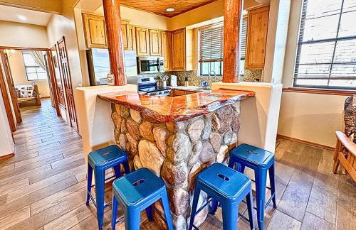 Forest edge, wild mustangs nearby, balcony views By Vacation Your Way - Foto 7