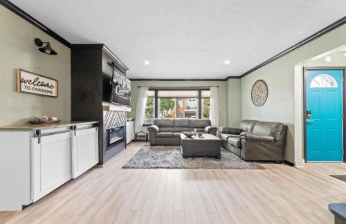 Luxe Suite with Pool Table, King Bed, 3 TVs, & Free Parking - Foto 10