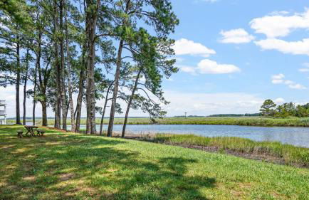The Porter's Barn - fancy little waterfront home with deep-water boat dock and firepit - Foto 34