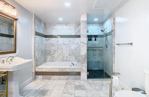 Poolside Paradise with Basketball Court - Foto 32