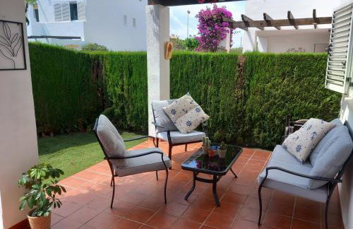 2 bedroom, Sea Front Complex w Pool and private garden - Foto 10
