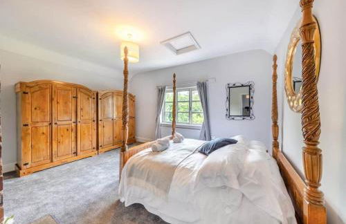 6 Bedroom Country Cottage with Hot Tub - Photo 15