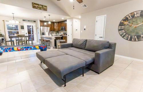 Neon Vibes Outdoor TV Hot Tub Arcade Room - Foto 10