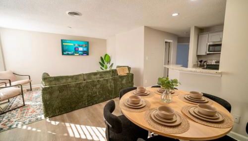 Uptown LUXE Retreat with Parking & Walk to City Center - Foto 2