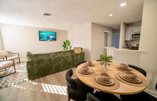 Uptown LUXE Retreat with Parking & Walk to City Center - Foto 2