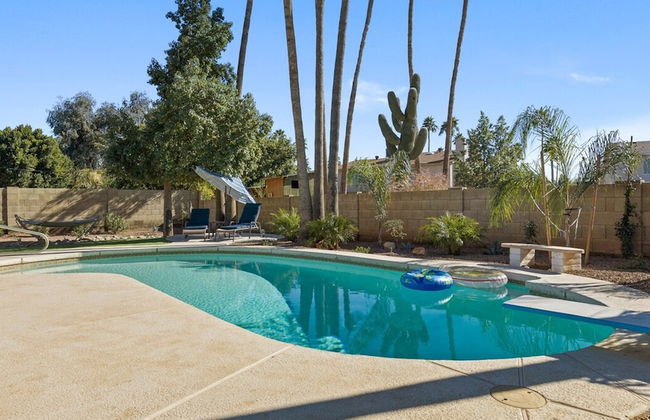 Modern and Stylish Remodeled 4 Bdrm w/ HTD Pool! - Foto 12