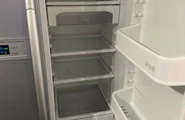 Cozy Four-Bedroom Home with Hot Tub, Garden, CONTRACTORS WELCOME - Close to Shops, Restaurants, Hospital and Park - Photo 29