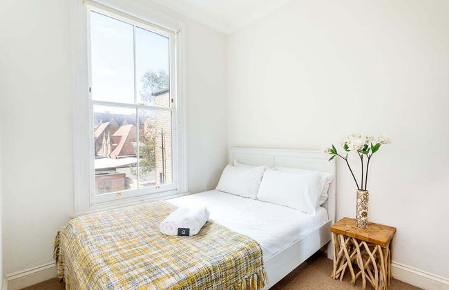 Bright and Spacious Notting Hill Nest - Photo 6