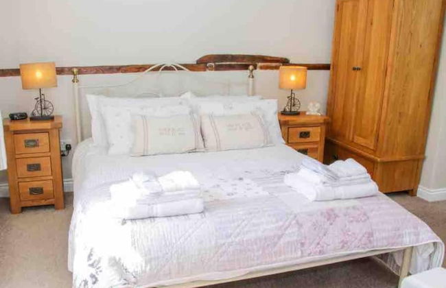 Cottagesleeps2-fireplace-valleyview-patio-garden - Photo 3