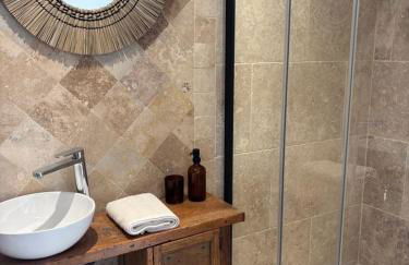 At Stéphanie and Damien's, Charming stone and pool - Foto 14