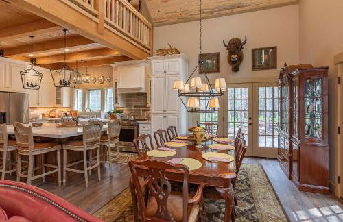 Uncle Chris Cabin by KABINO Air Conditioning Smart TVs Chefs Kitchen Spacious WiFi Grill Bills Island Reservoir Fishing - Foto 11