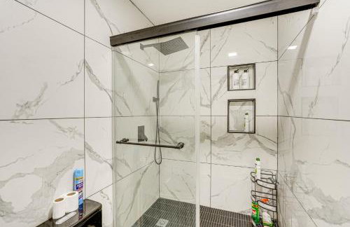 Bay and Hill Views Modern Hercules Home - Foto 18