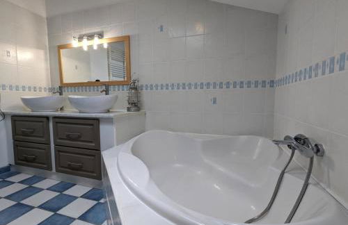 Maison avec Piscine Privative, Jardin, Billard et Proche des Plus Beaux Villages de France - FR-1-653-243 - Foto 4