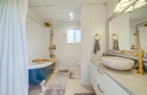 Sun-Soaked Sandy Point Haven with Beach Access! - Foto 22