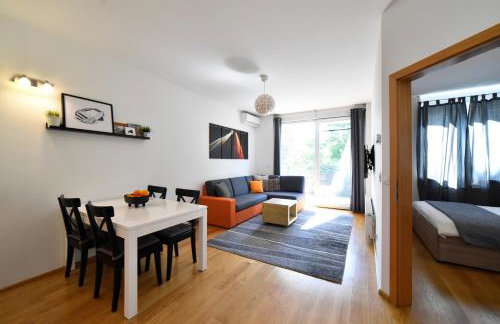 BLOCK APARTMENT PARK with private garage parking - Foto 1