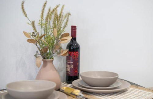 Designer 1BR I Work-From-Home Ready I Fast Wi-Fi - Foto 21