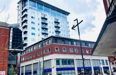 Award Winner of 2026 &2025 traveller & Best guest rated apartment, two bedroom, #1 Leeds city centres most central location, Great 180 degree views,balcony , PARKING onsite, Netflix & WiFi - Foto 15