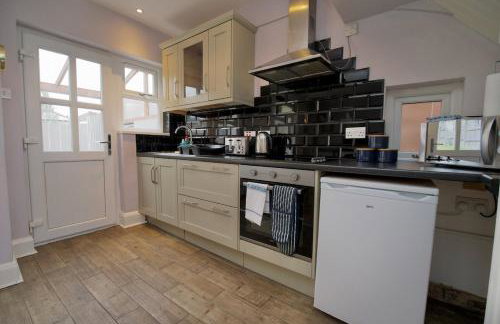 London Road Villa - Free Netflix, Private Parking, WiFi & Private Garden - Photo 7