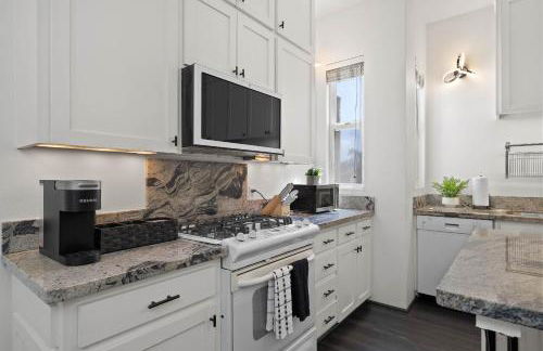 City Lights and Rooftop Nights by Rather Be Properties - Foto 29