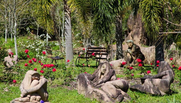 Esculturas rodeadas pela natureza