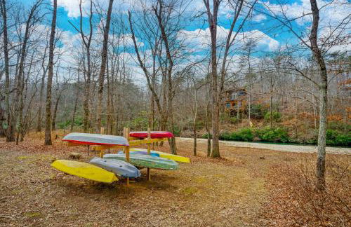 River Cabin - Fire Pit, Kayaks, Games, Dog Park - Foto 5