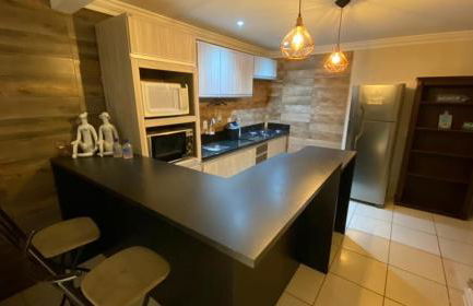 Piscina e Sinuca CASA Beto Carrero 500m do Parque 1 suite e 2 quartos 3bwc a 300m da Praia churrasqueira e estacionamento privado - Foto 6