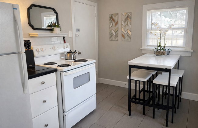 Beautiful Bungalow Next to UNC - Free Cruiser Bikes! - Foto 7