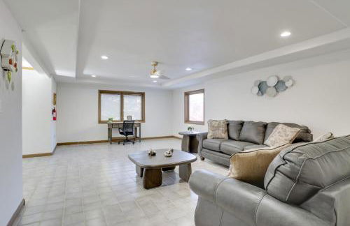 6 Mi to Barr Lake Apt with Yard and Pool Access! - Foto 2