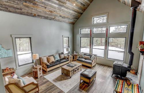 Camp 95 - Stunning Mountain Home - 4.5 Acres - Views - Hot Tub - Pet friendly - Private - Photo 3