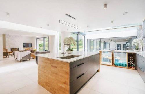 Luxury 8 bedroom home with leisure wing - Foto 1