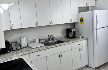 Julie's Cozy 2 Bedroom Basement Apartment - Foto 37