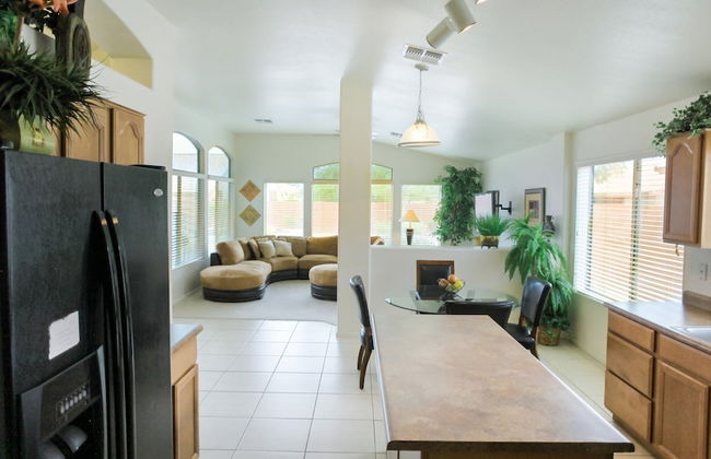 Near Great Shopping & Dining! Pool Table & Games! - Foto 11