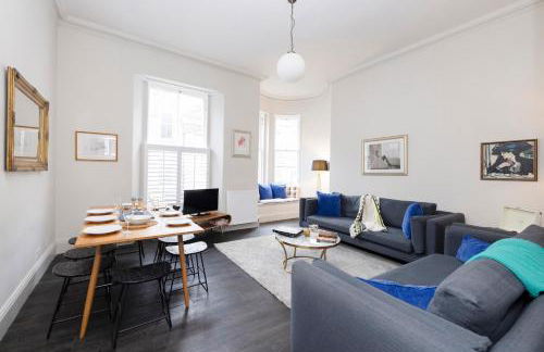 JOIVY Iconic Cockburn Street 4 Bedroom Apartment: Heart of Old Town - Foto 6