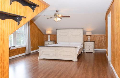 Exquisite home with pool, enclosed yard, fireplace, central AC, & washer/dryer - Foto 29