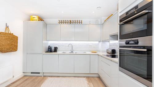 Modern New 2BR wViews & Balcony in Wandsworth - Foto 5, stove, dishwasher, pet friendly, toaster, minibar