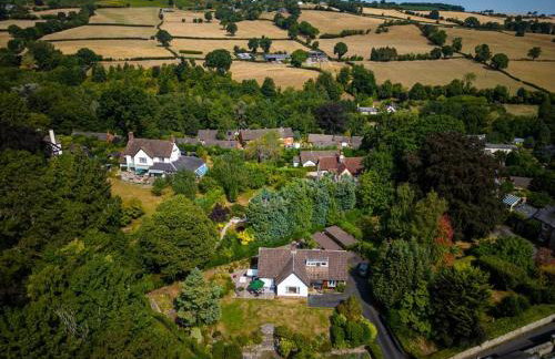 A spacious hidden gem with hot tub, lovely garden & views - Foto 40