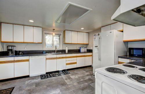 Little Blue Bungalow on Boise's Bench, Pet Friendly, Fully Fenced yard with doggie door! 2 miles from BSU, 5 minutes from Downtown Boise, Desk and workstation for remote workers, 2 TV's large walk-in closet, Good for mid-term stays - Foto 4