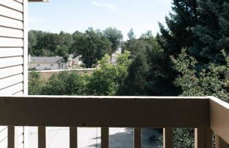 Quiet Creekside Walk to Downtown - Foto 21