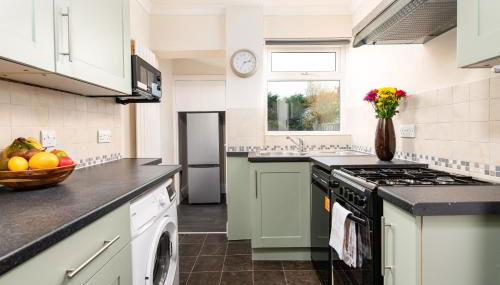 Long Stays-4bed house-Parking-By FabAccommodation - Foto 2, stove, minibar