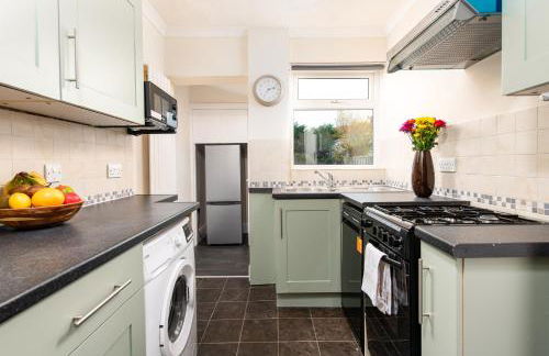 Long Stays-4bed house-Parking-By FabAccommodation - Foto 2