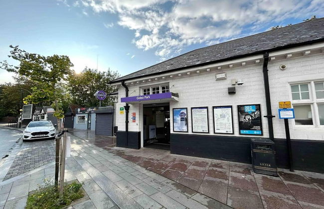 1-bed Apartment in Greater London Next to Station - Photo 21