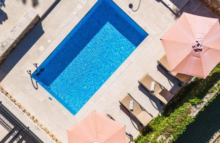 City Beach Villa with Pool and Sea View - Foto 56