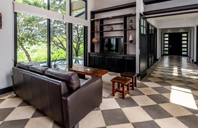 Nostalgic Retro Home on Luxurious Lot with a Private Infinity Pool and Ocean Views - Photo 12