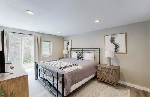 Lovely home on 2+ acres with views, firepit & outdoor kitchen - wedding perfect - Photo 14